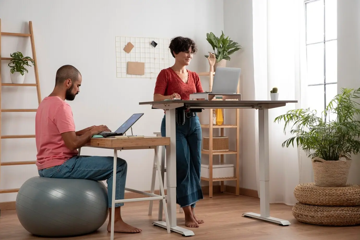 Arbeiten im Homeoffice an einem ergonomischen Arbeitsplatz